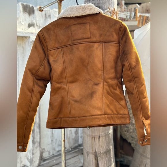 Levi's Women's Classic Sherpa Lined Trucker Jacket - Picture 7 of 10